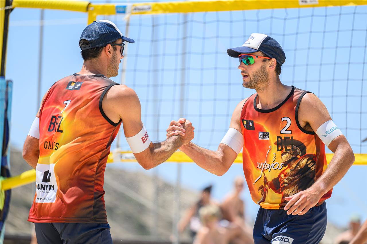 Vandecaveye brothers playing beach volleyball in Leuven