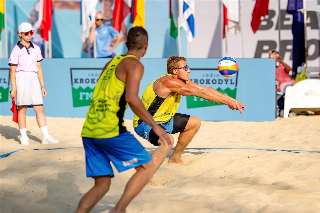 Adam Waber y Matyas Jezek compitiendo en un partido de voleibol playa.