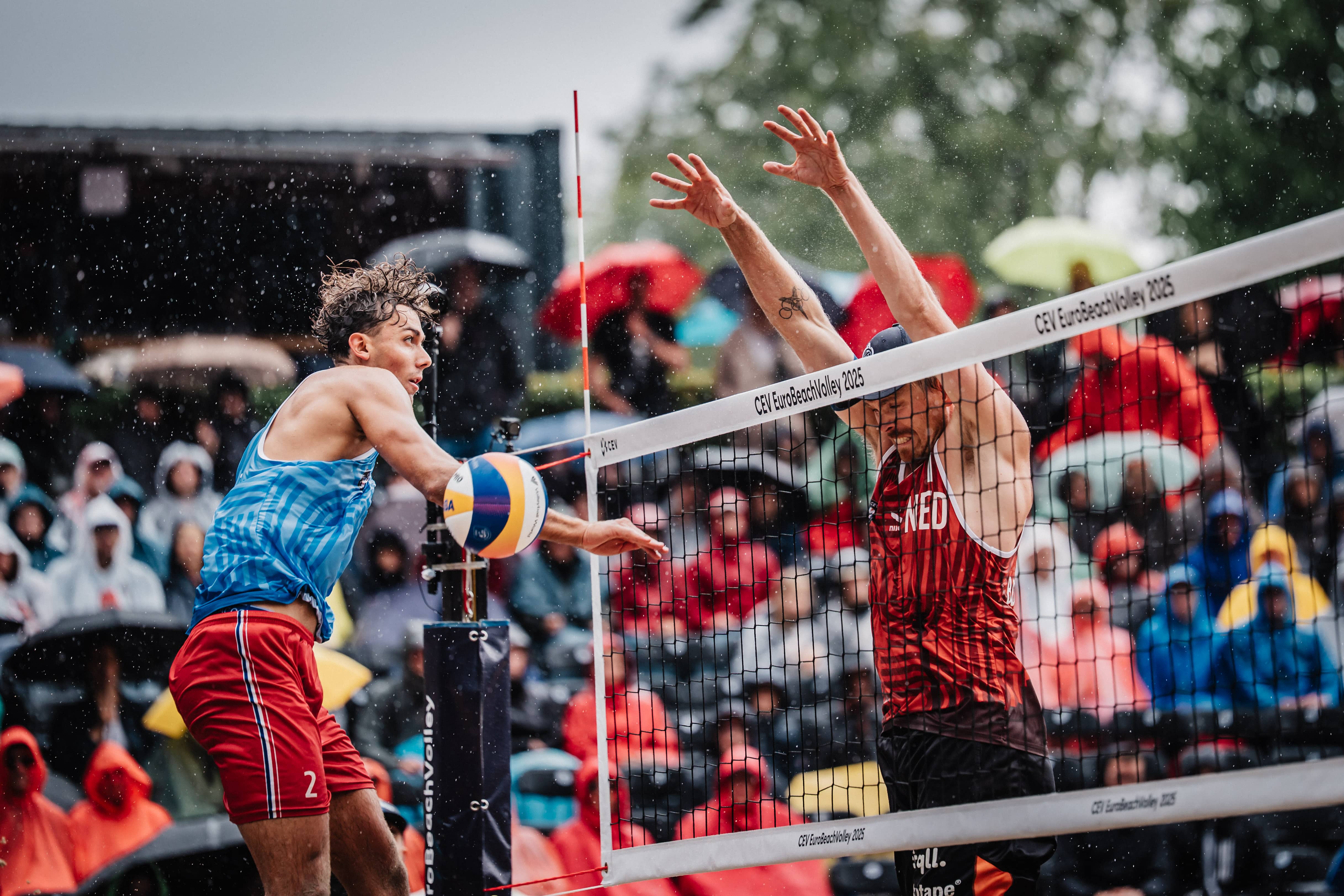 Le Néerlandais Stefan Boermans bloque le Français Téo Rotar en quarts de finale de l`EuroBeachVolley 2025