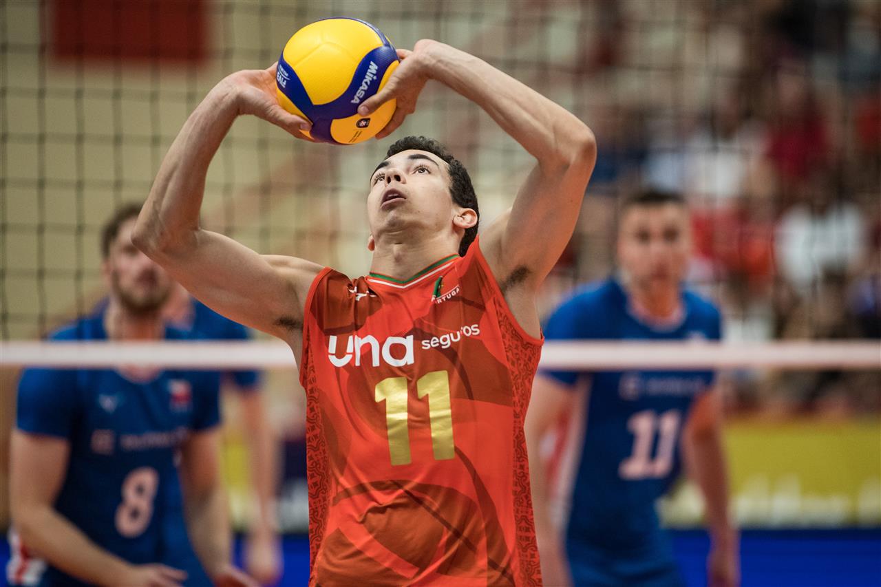 Young setter Bruno Dias in action during a match.
