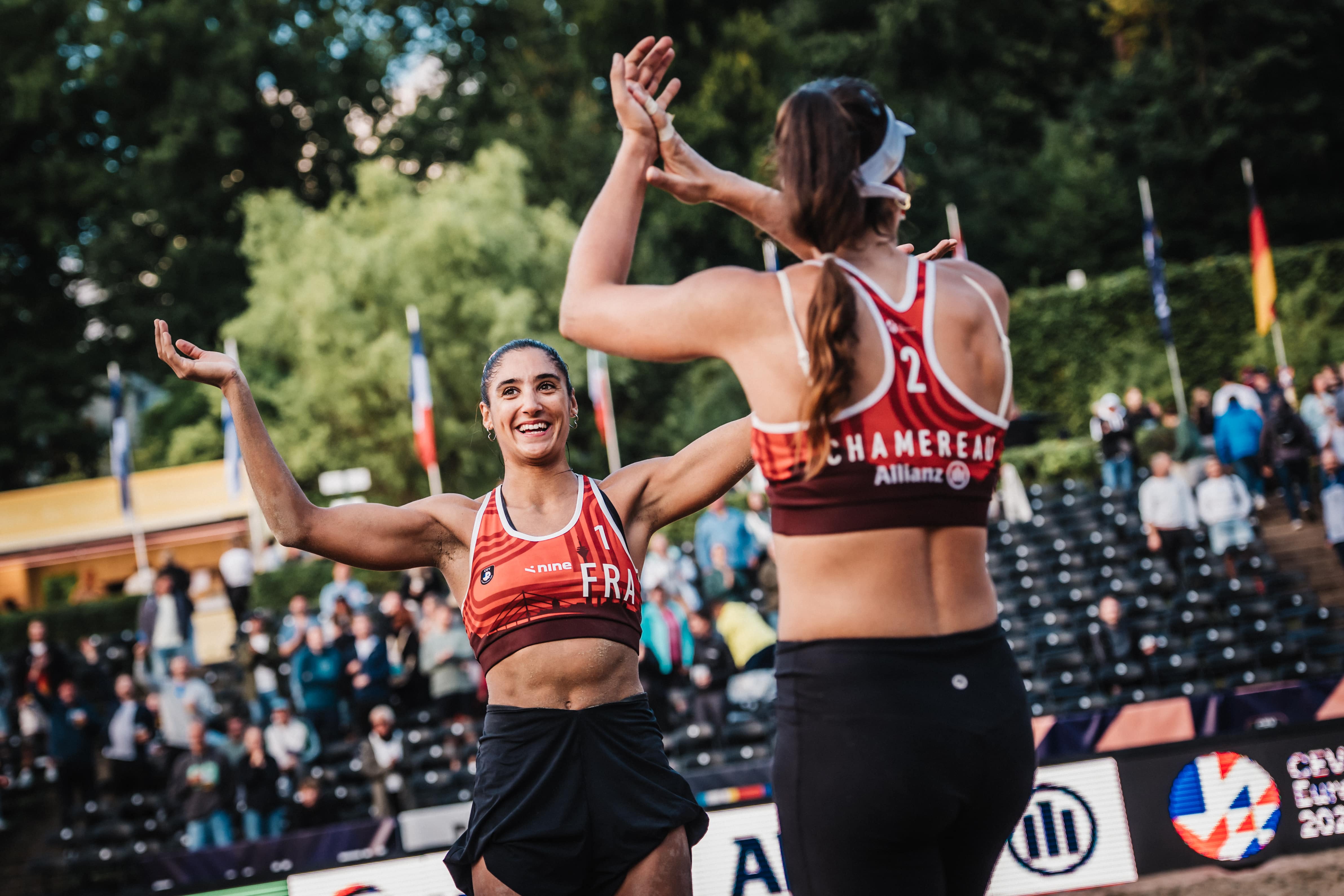 Clémence Vieira and Aline Chamereau playing beach volleyball.