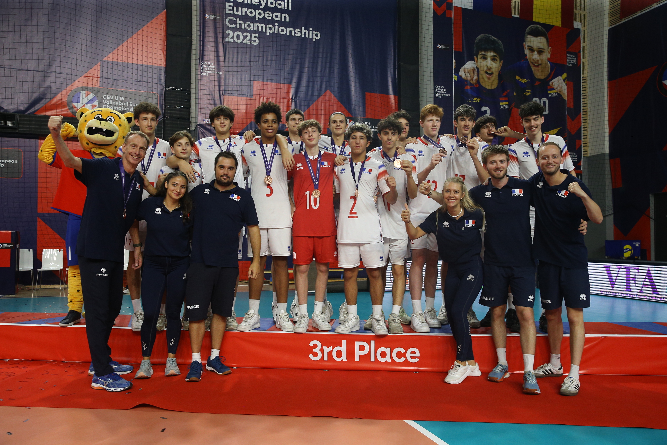 L`équipe de France U16 avec sa médaille de bronze.