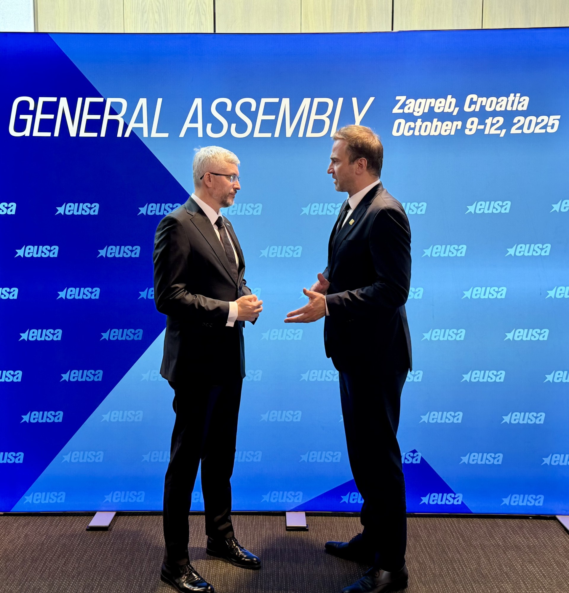 Президент CEV Роко Сикирич беседует с Харисом Павлетичем