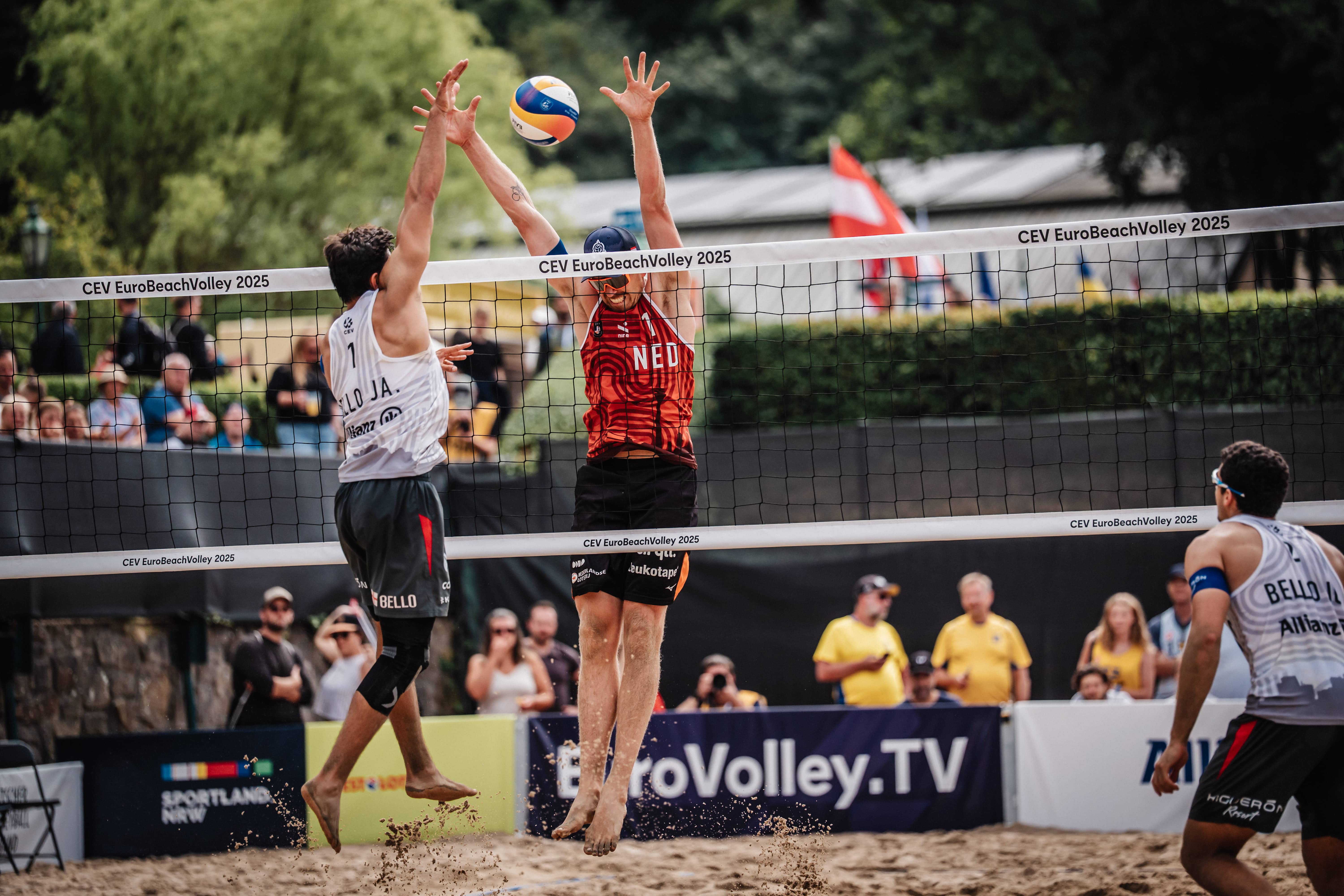 Stefan Boermans attempts to block