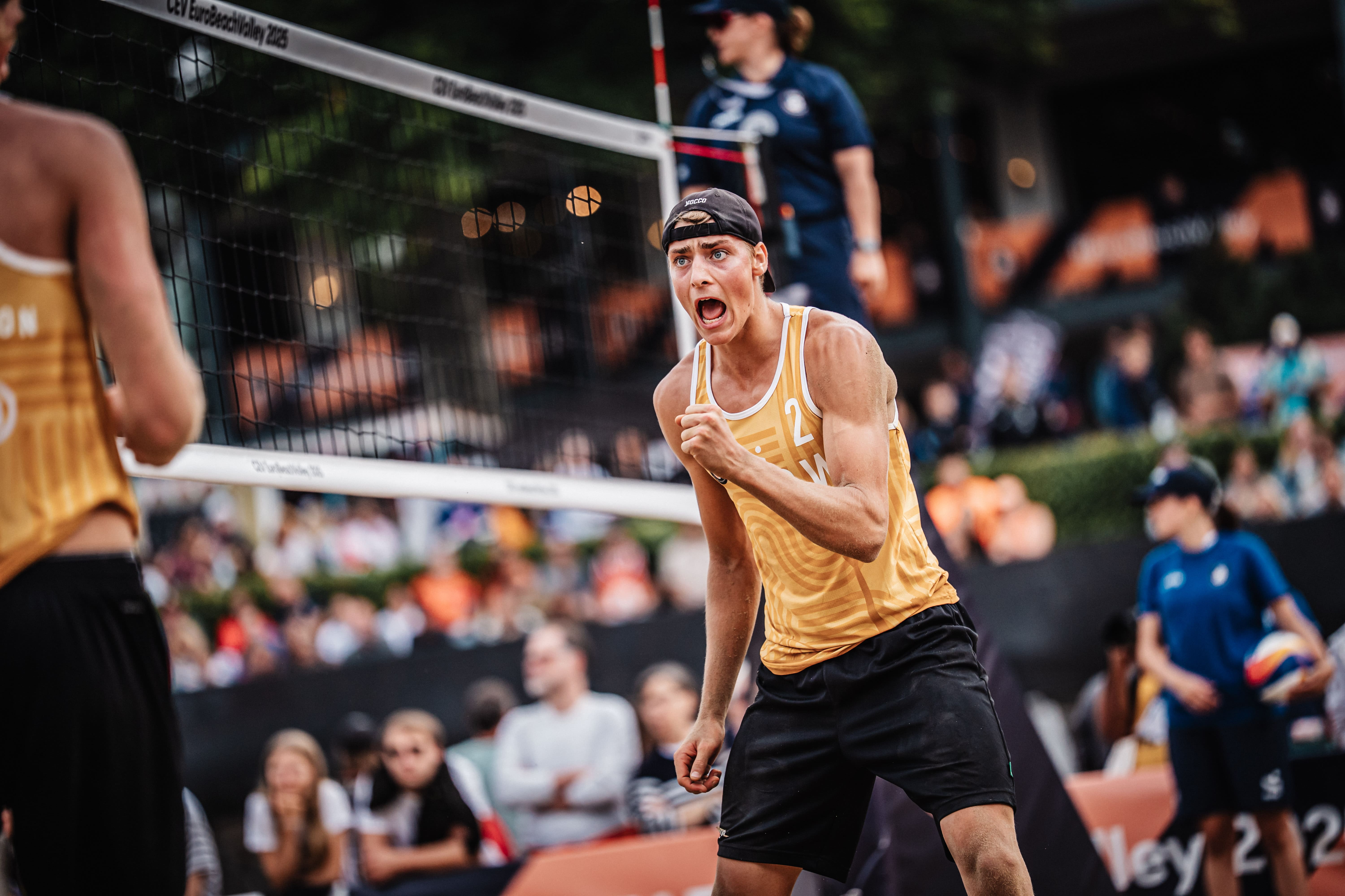 Elmer Andersson celebrating a point during a beach volleyball match
