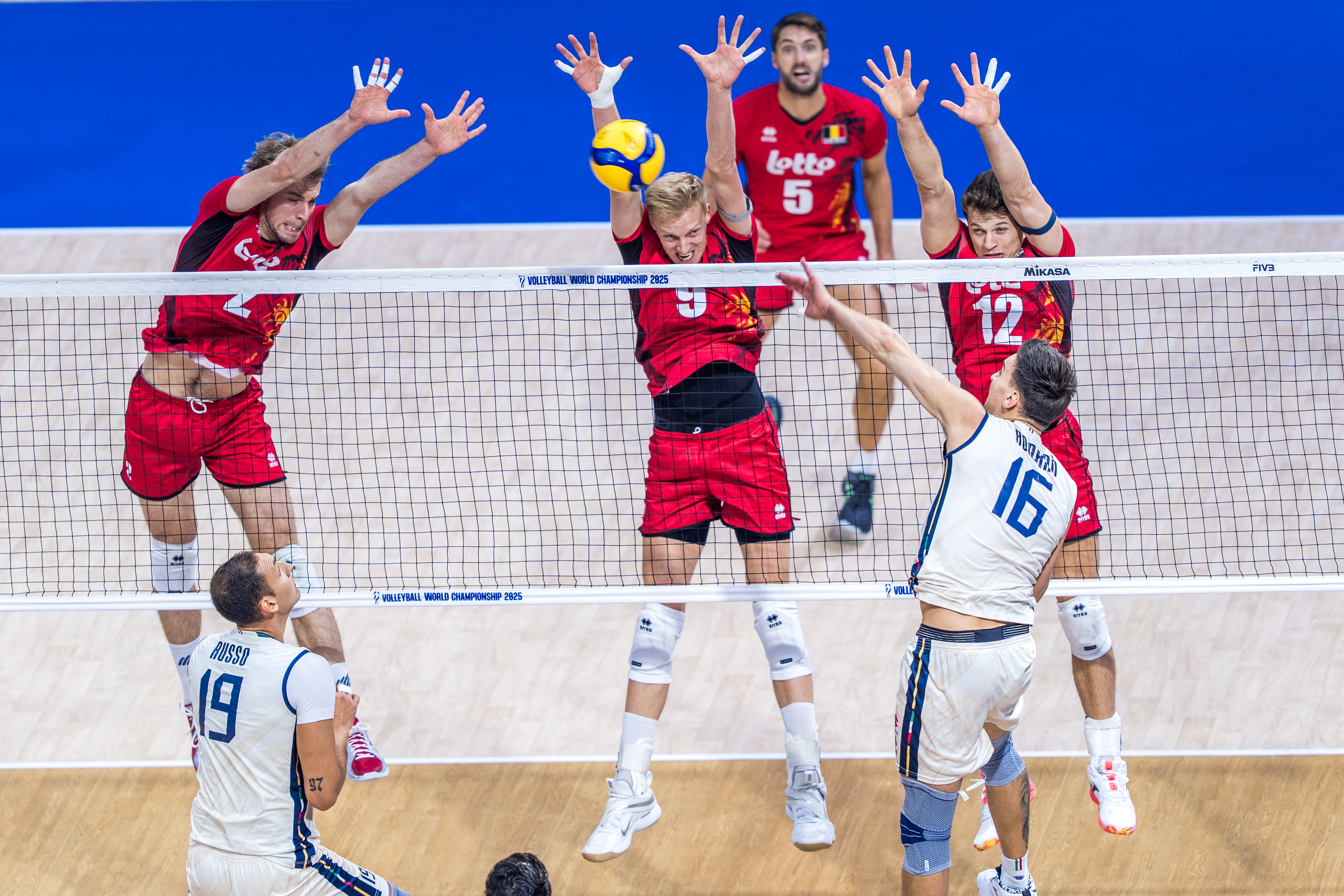 Partido de voleibol en primer plano