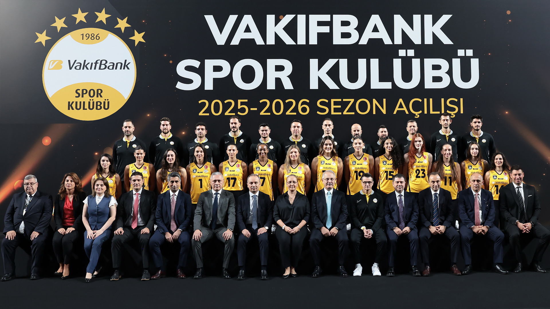 Equipo del VakifBank celebrando el inicio de temporada