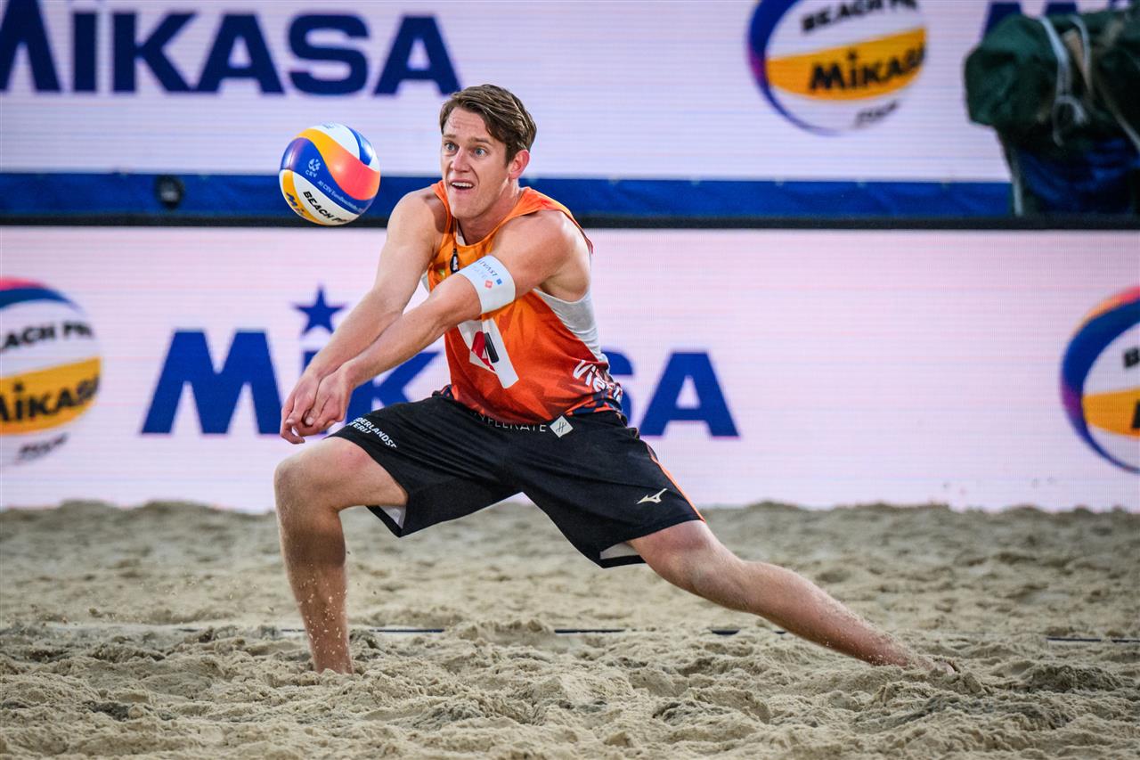 Dutch beach volleyball player Leon Luini on court