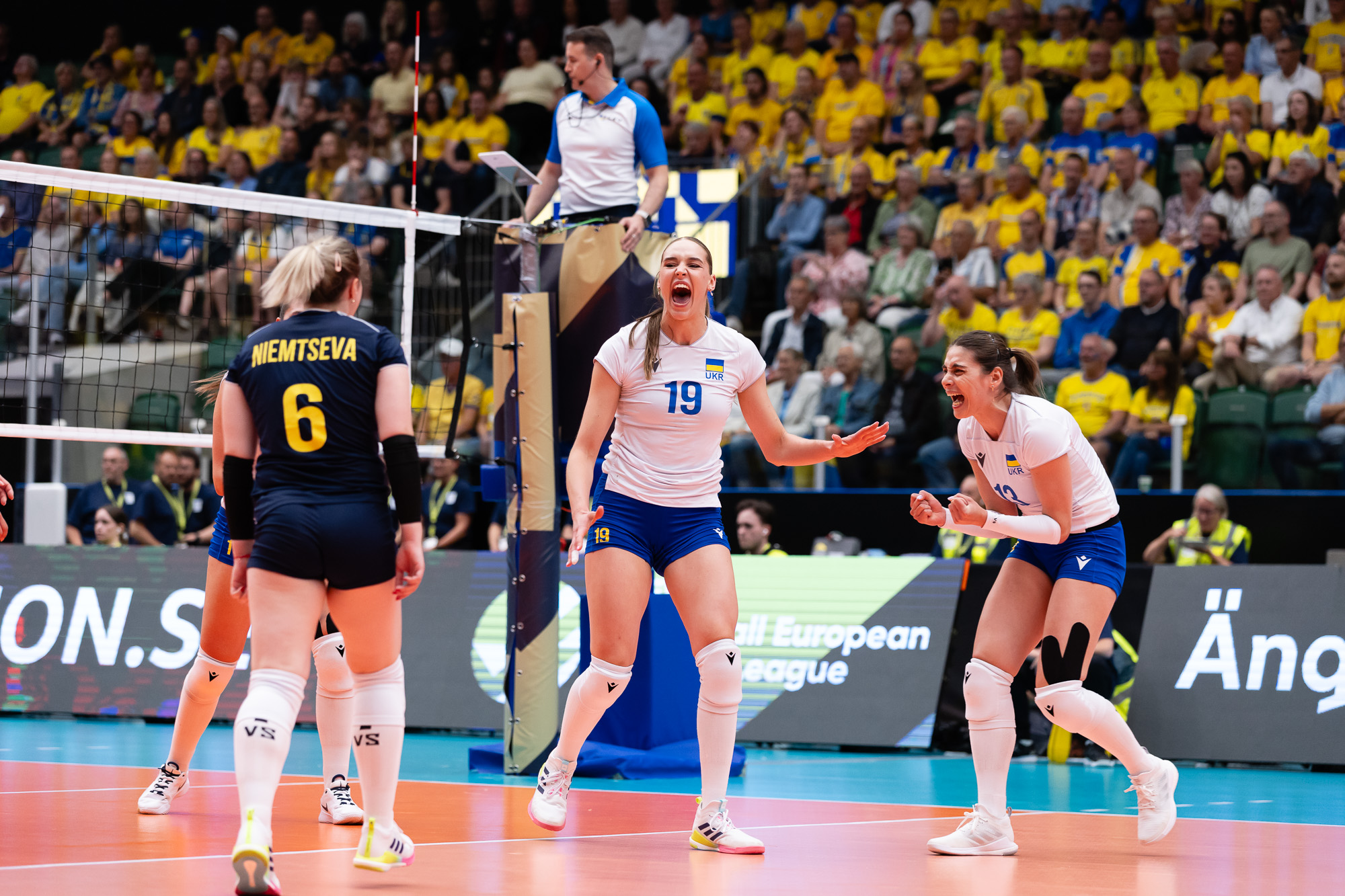 Ukrainian volleyball team celebrating