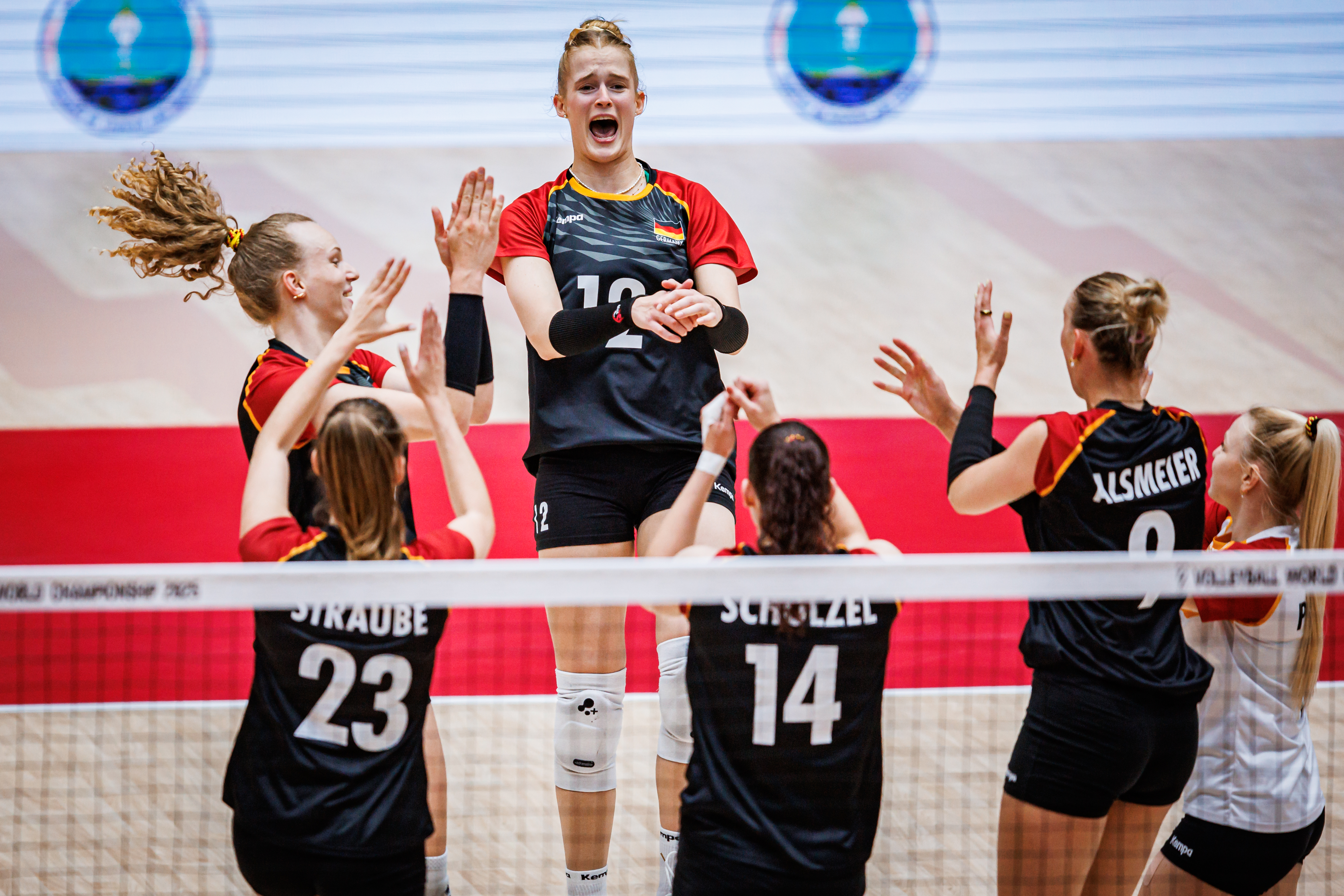 Jugadoras de voleibol italianas y alemanas en acción durante un partido intenso.