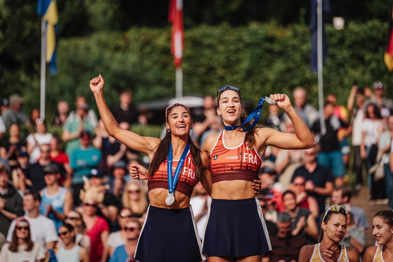 Clémence Vieira et Aline Chamereau avec leur médaille d`argent.