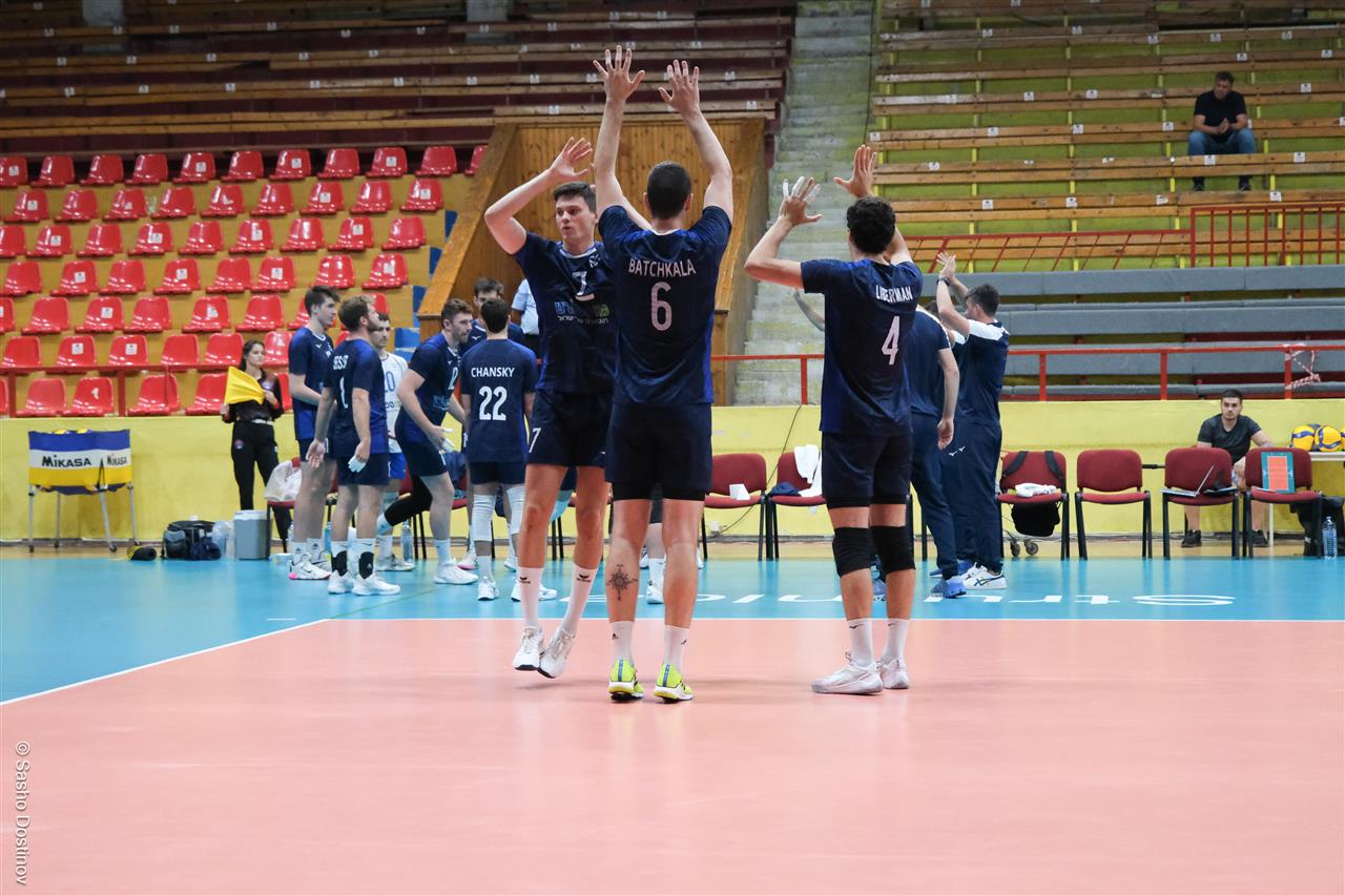 Jugadores de voleibol de Israel en acción durante un partido.