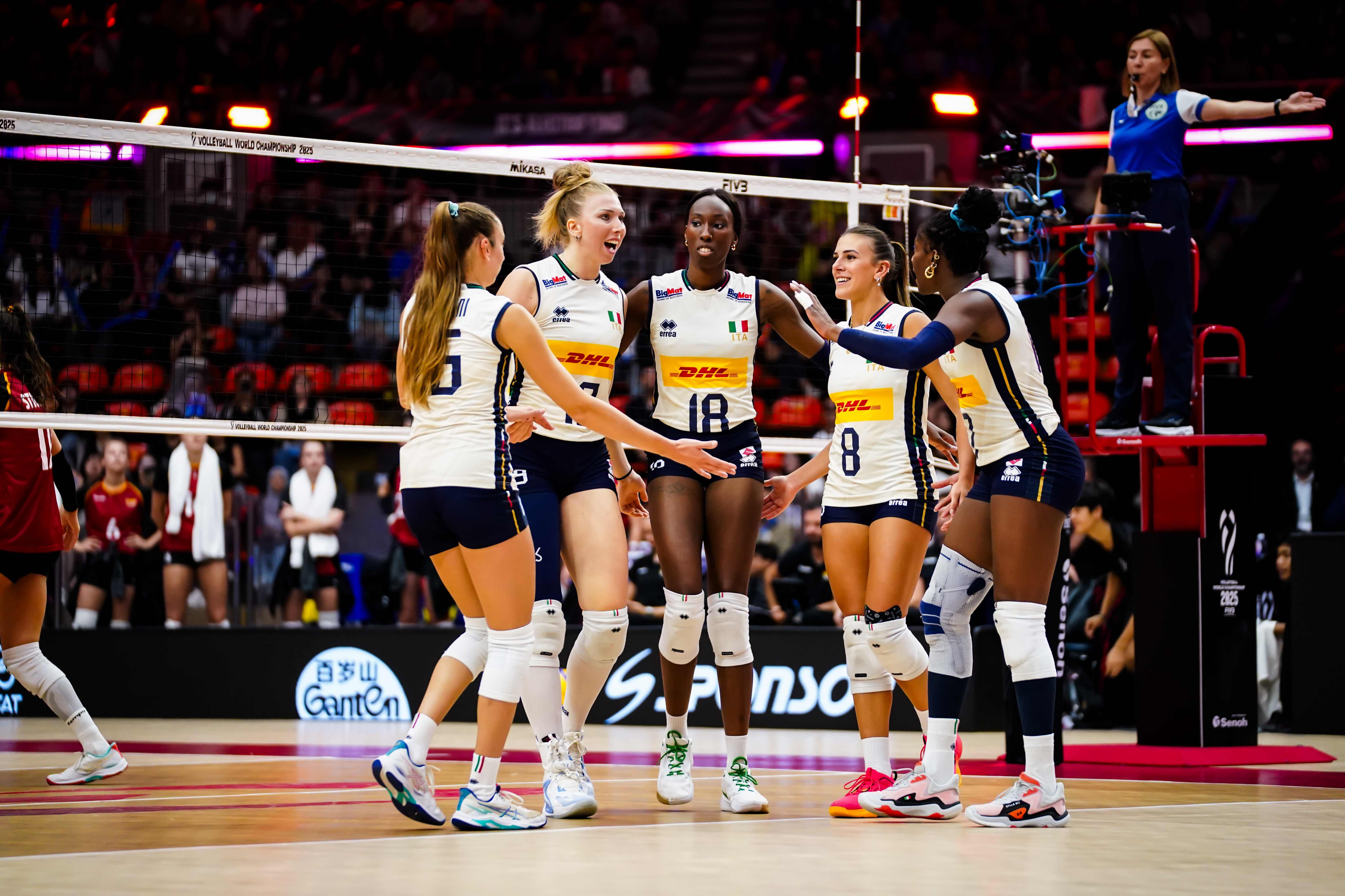 Волейболистки Италии и Германии во время матча