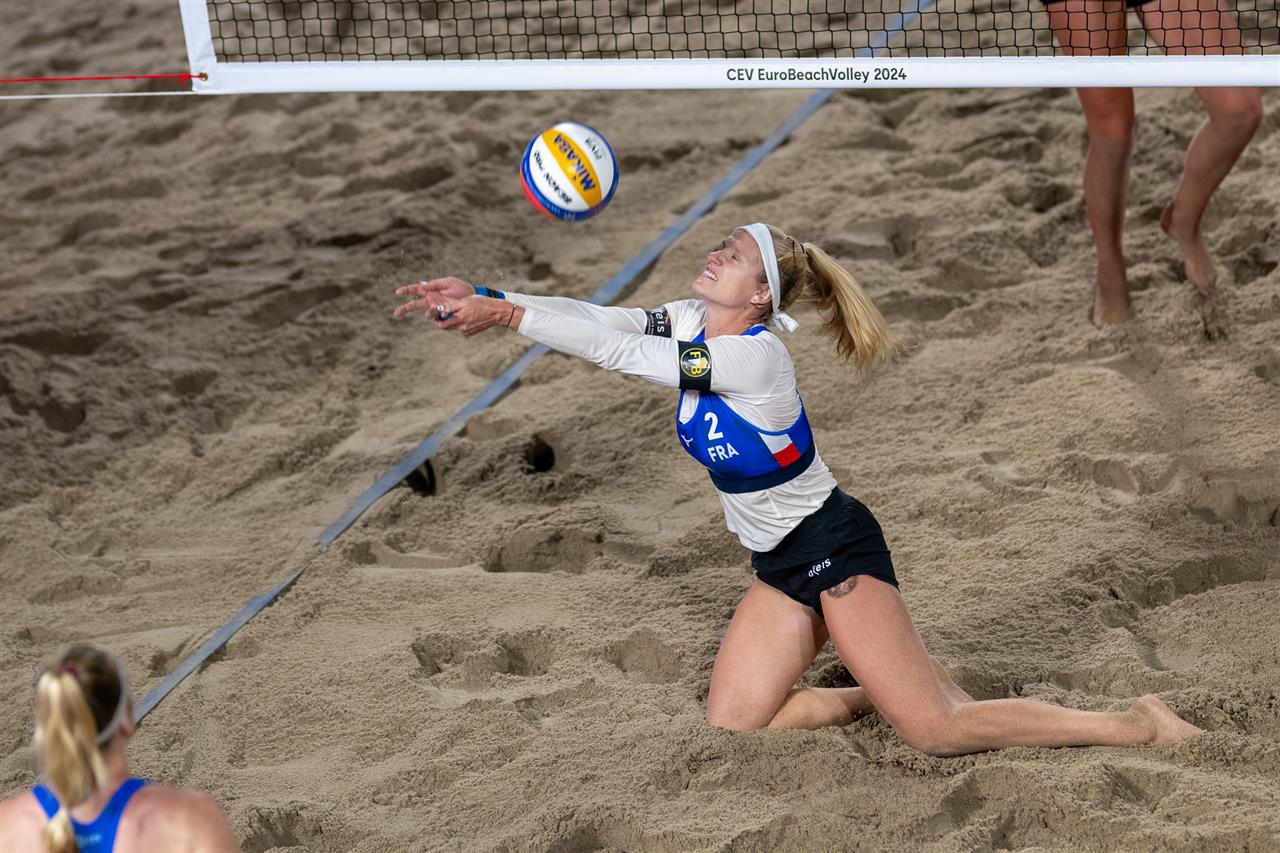 Alexia Richard playing beach volleyball.