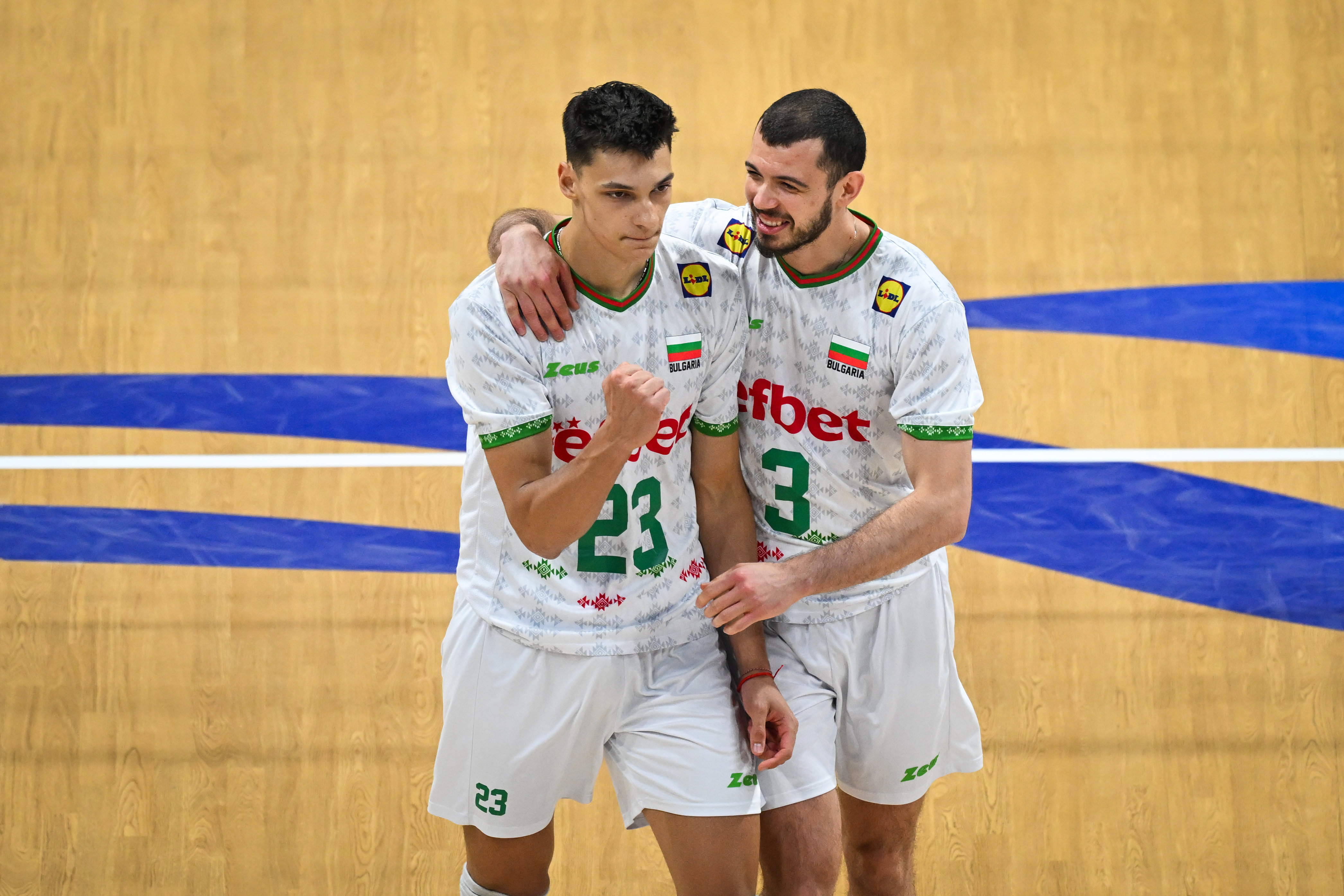 Slovenian volleyball team in a defensive stance.