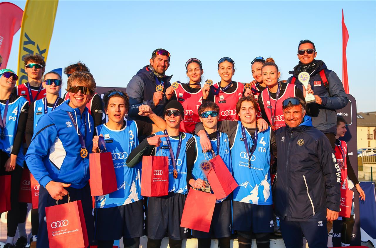Türkiye and Italy U20 Snow Volleyball Teams
