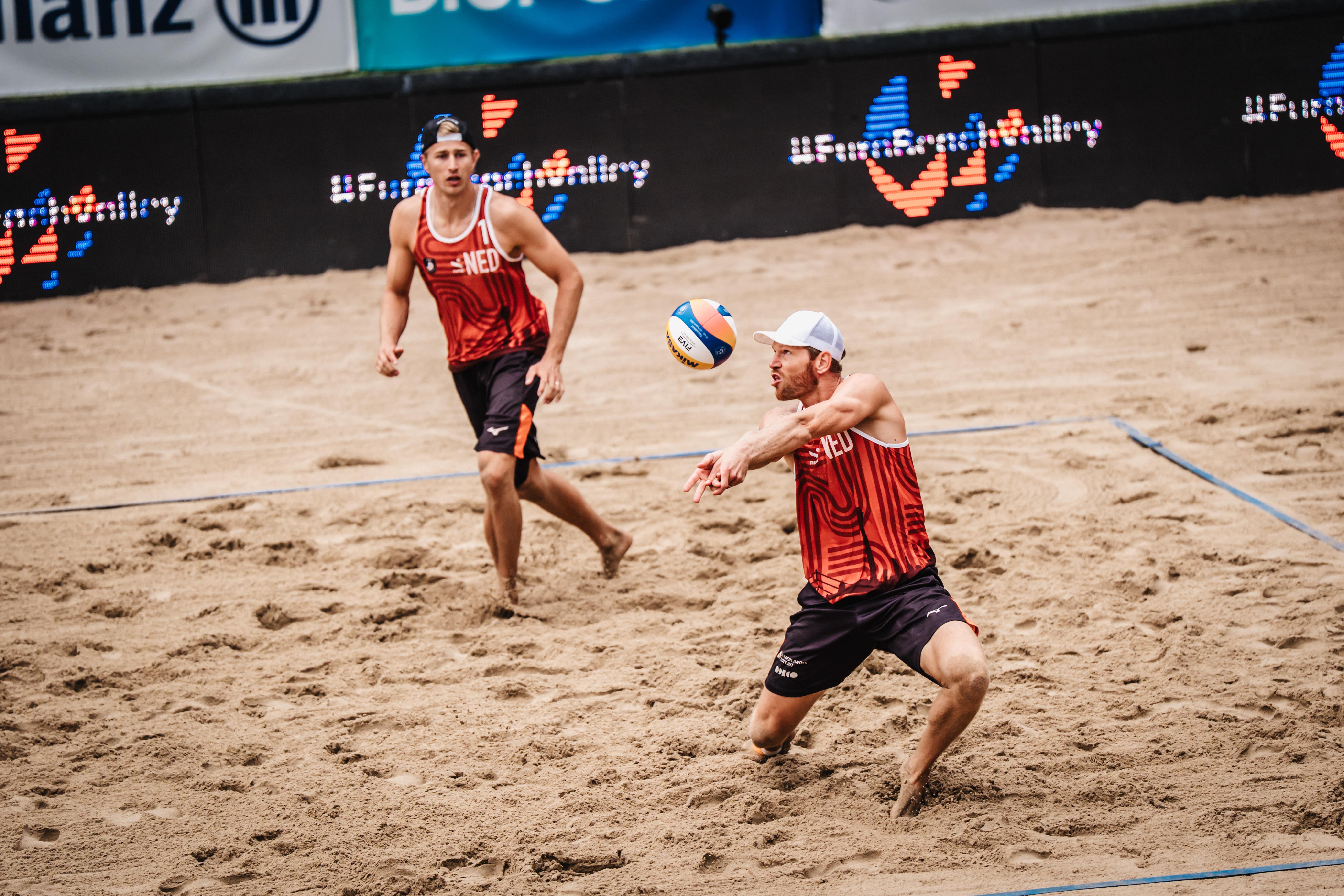 Brouwer et Van de Velde en pleine action à l`EuroBeachVolley 2025 à Düsseldorf