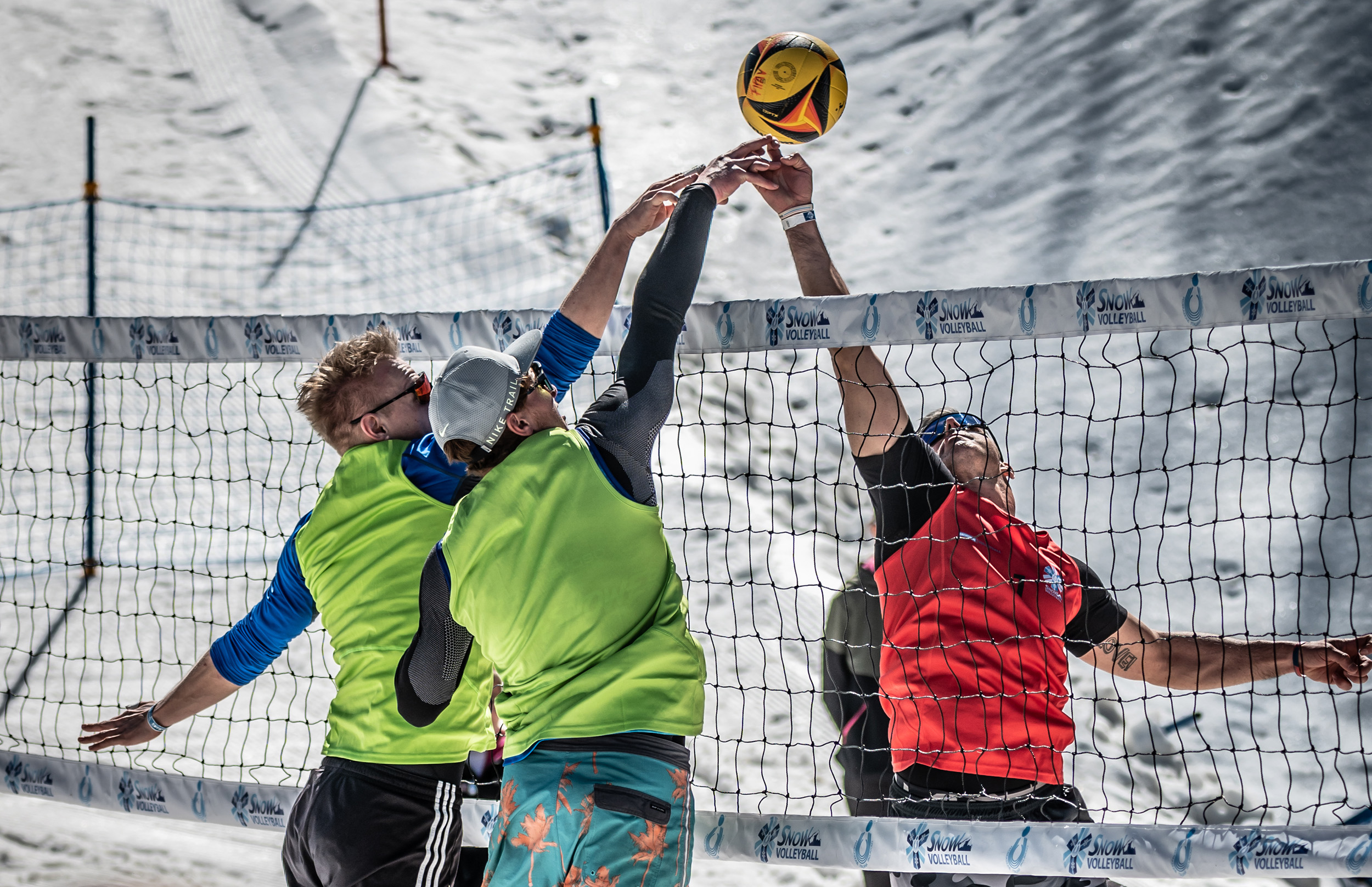 Snow Volleyball action in Prato Nevoso, highlighting intense competition.