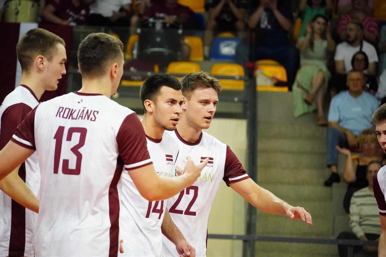 Латвийские игроки на площадке.