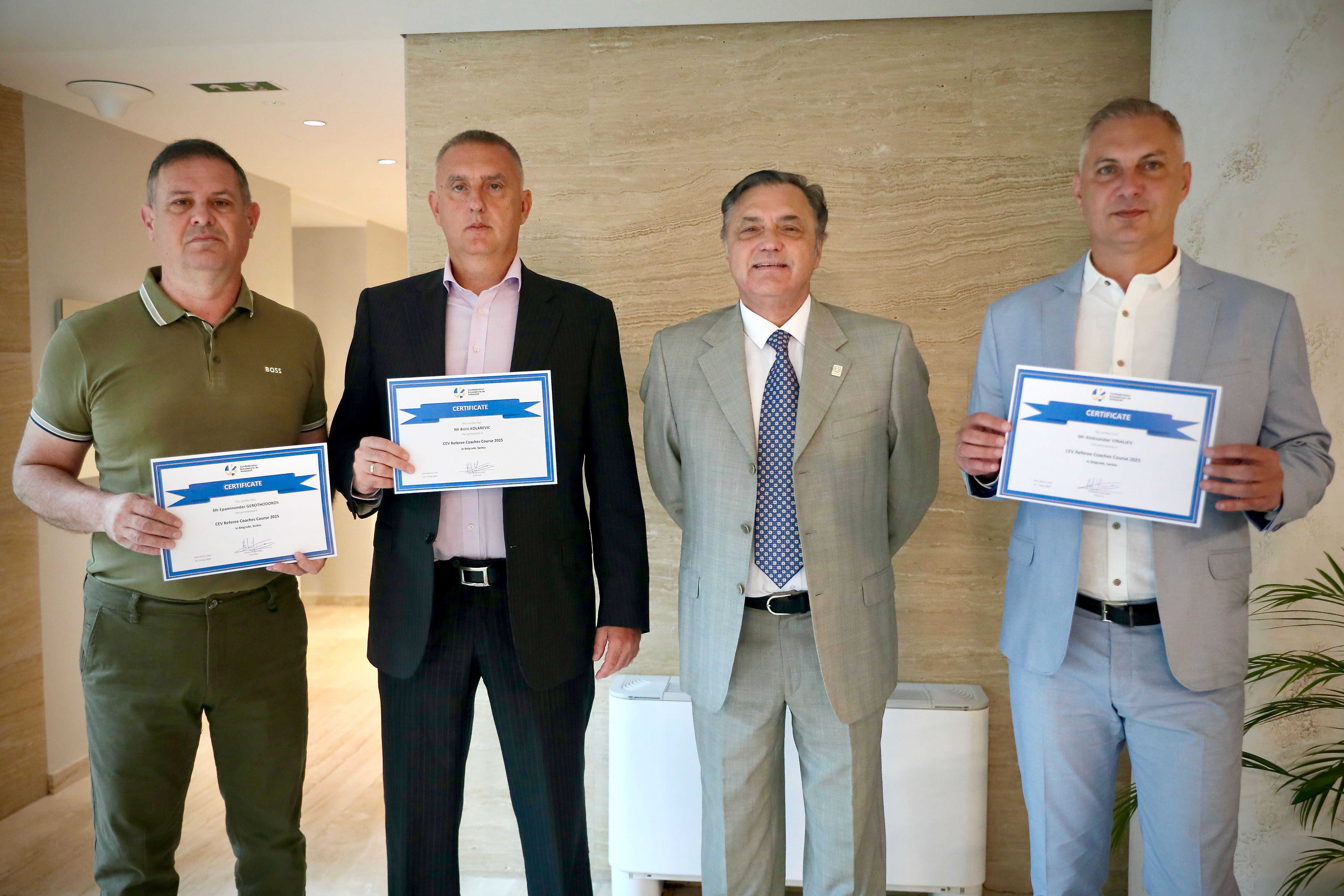 El Presidente de la ERC, Arturo Di Giacomo, junto a los tres nuevos entrenadores de árbitros de la CEV.