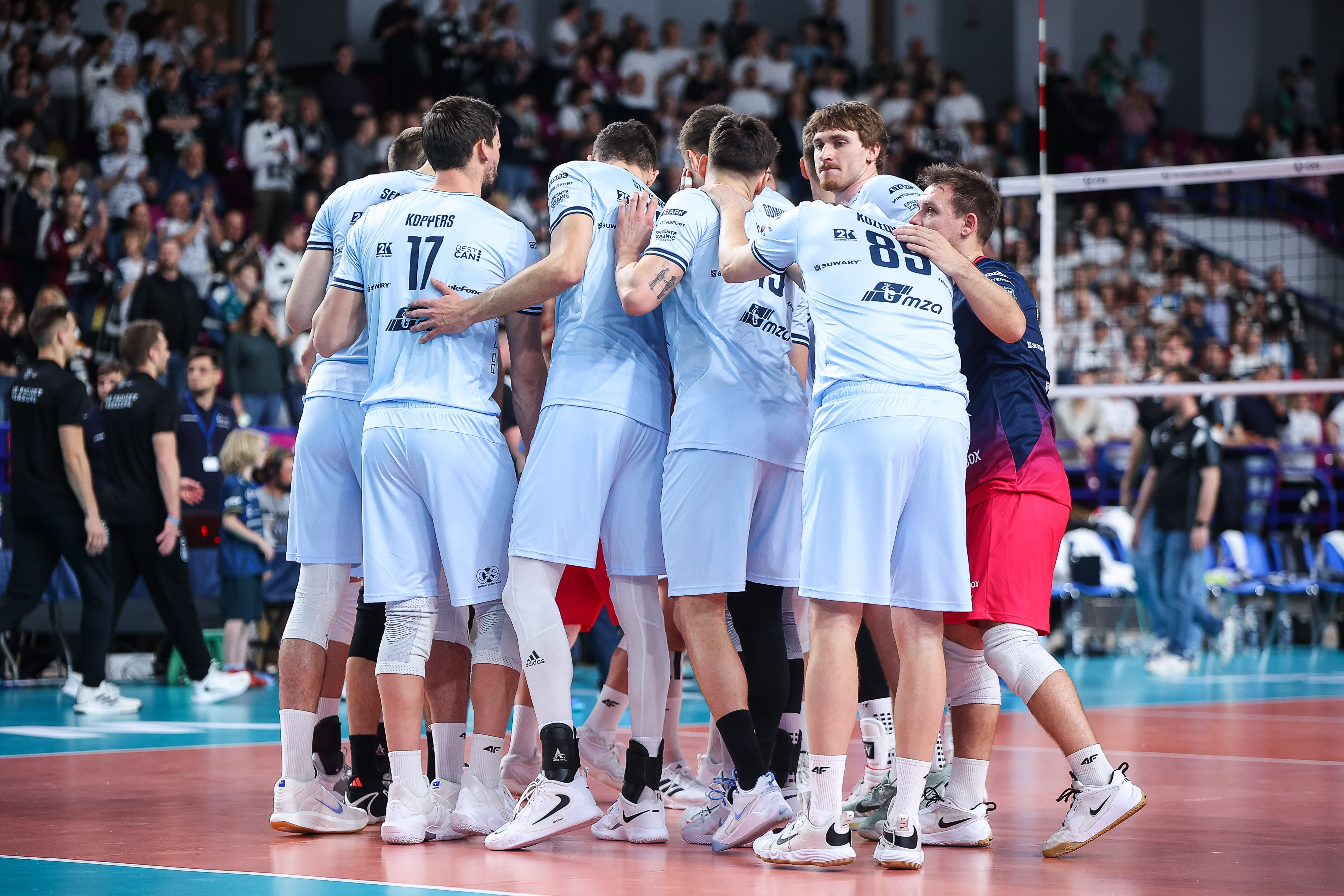 PGE Projekt WARSZAWA players at the net