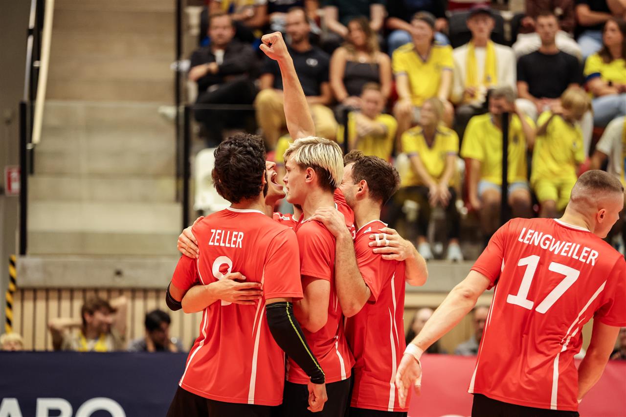 Equipo de voleibol de Suiza celebrando un punto decisivo.