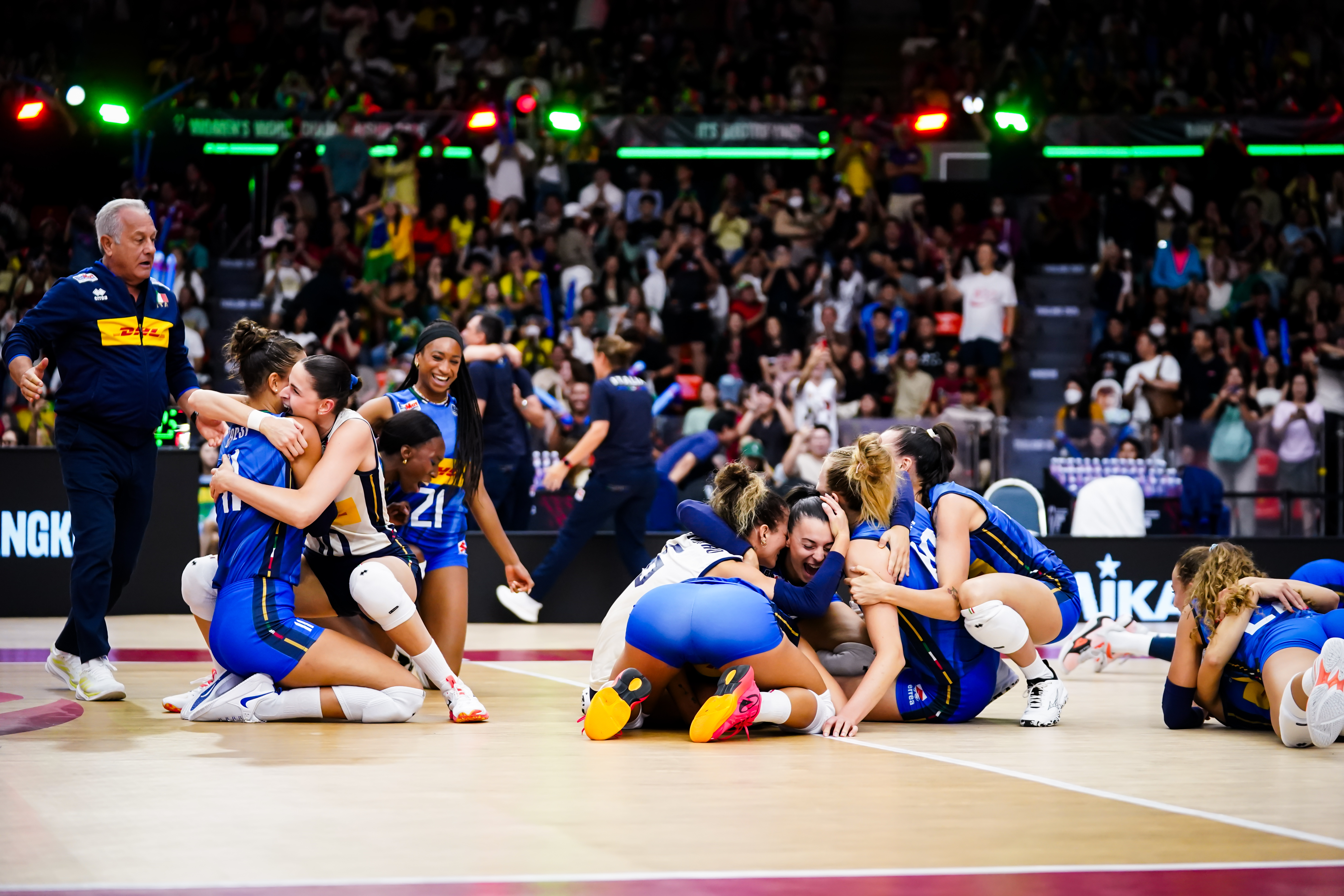 Italian and Brazilian volleyball players at the net
