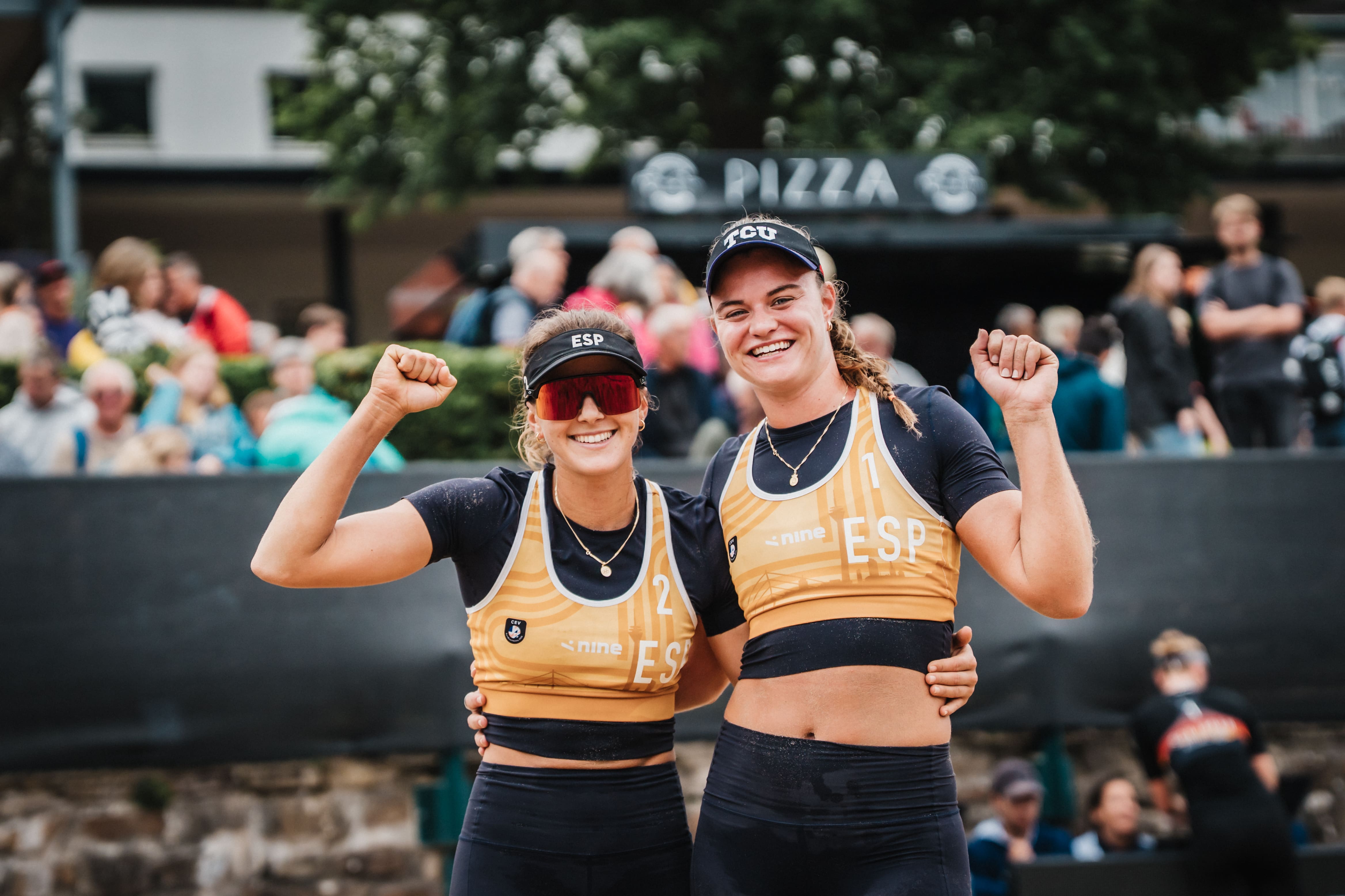 Moreno and Álvarez celebrating their victory in Düsseldorf