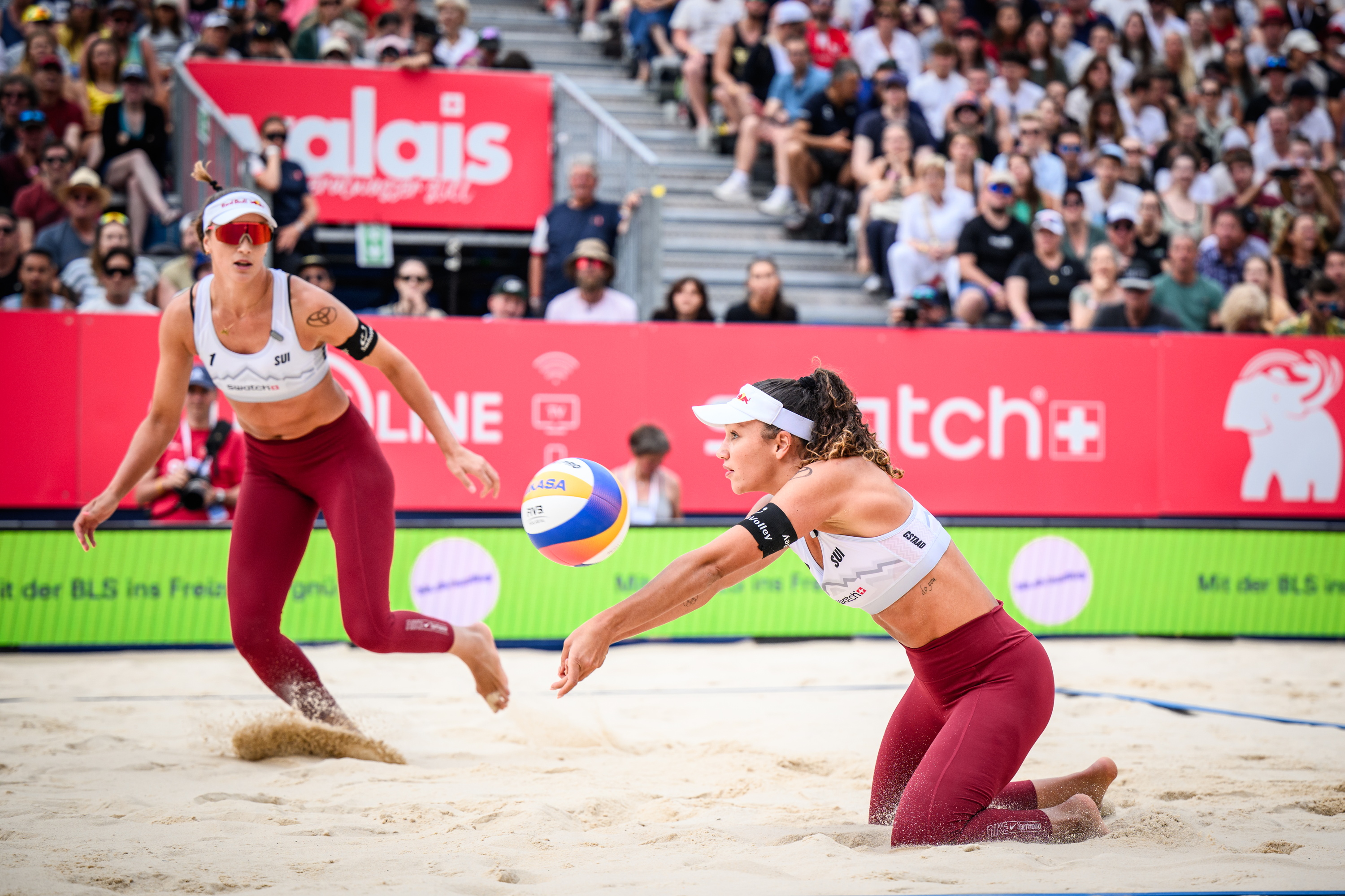 Anouk and Zoé Vergé-Dépré playing beach volleyball