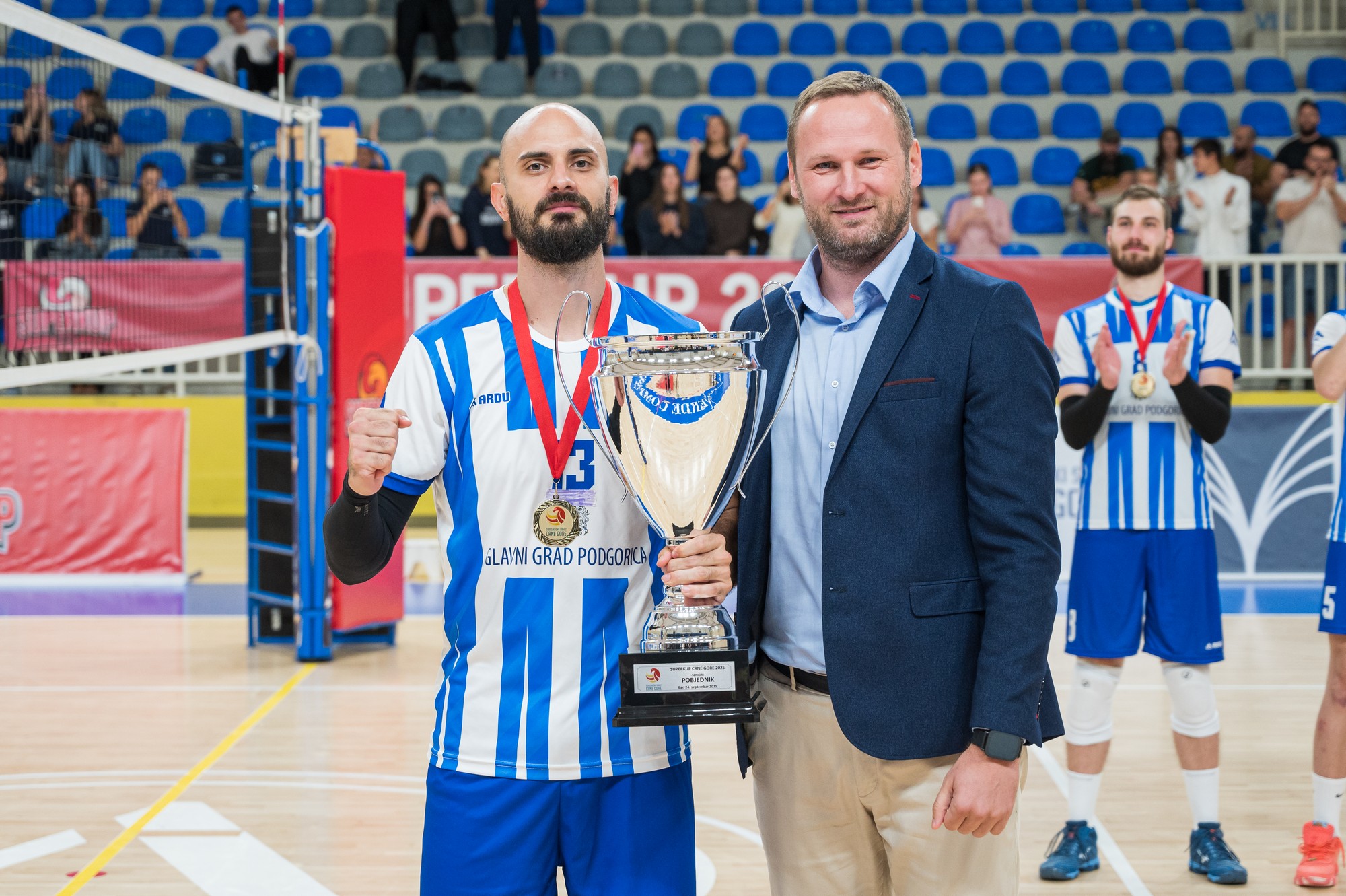 OSCG President Nikola Kažić presenting the trophy to Jovan Delić