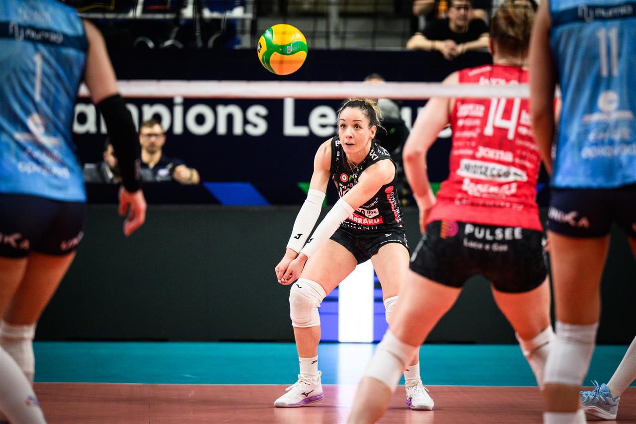 Monica De Gennaro diving for the ball