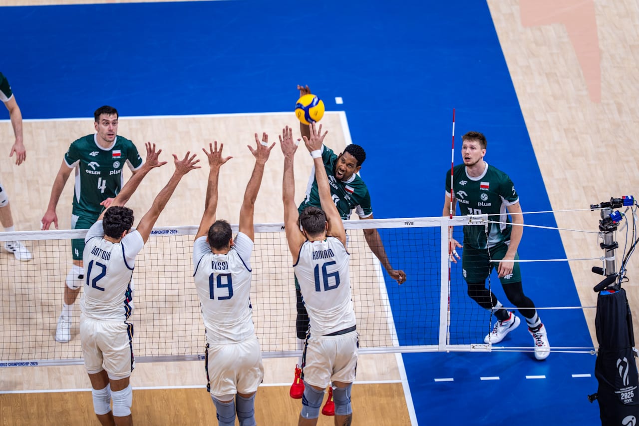 Italian volleyball team celebrating a point in their semifinal victory against Poland