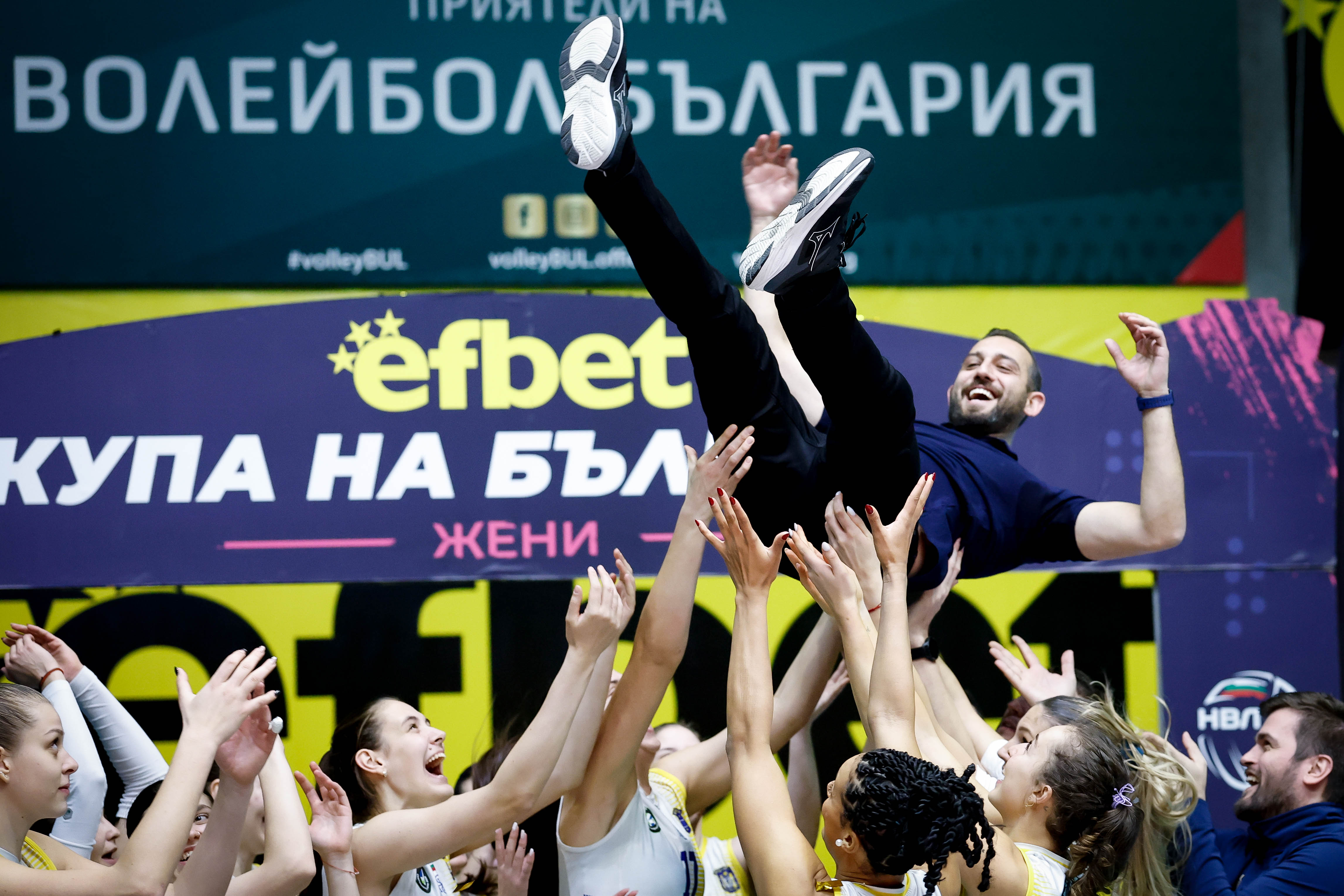 Maritza players celebrating with coach Ahmetcan Ersimsek