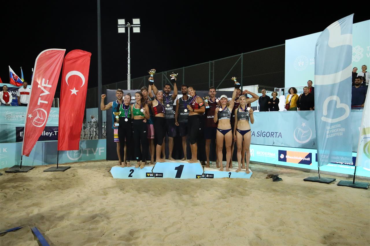 Podium ceremony with Yusuf Özdemir, Batuhan Kuru, and other medalists at Balıkesir Beach Pro Tour Futures