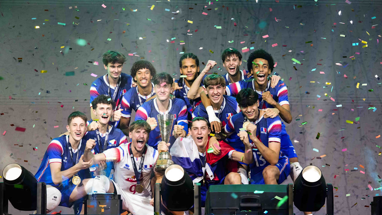 L`équipe de France U19 célébrant son titre mondial.