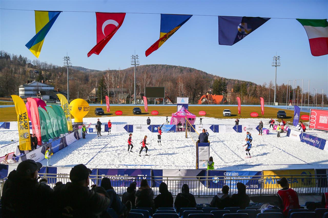 Players competing under ideal weather conditions in Karpacz