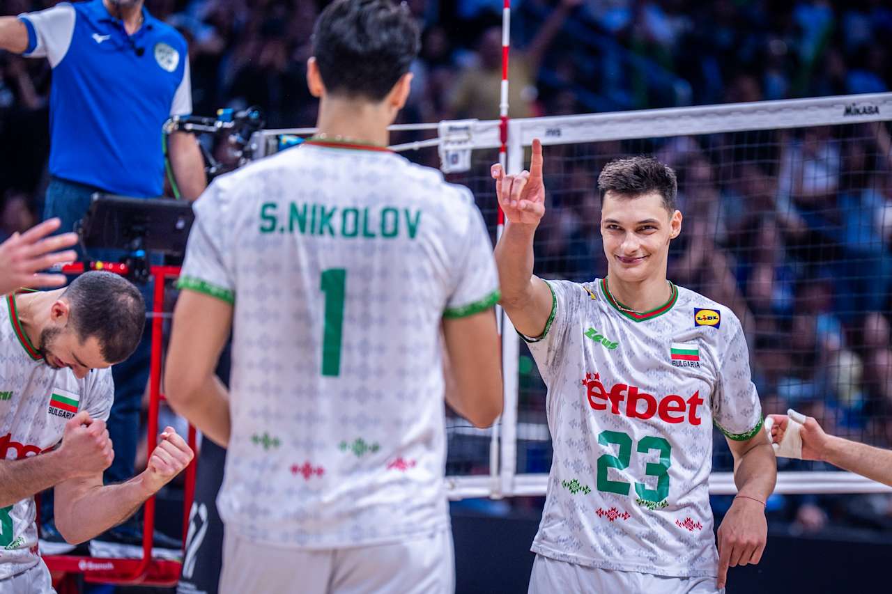 Joueurs de volleyball bulgares célébrant une victoire sur le terrain