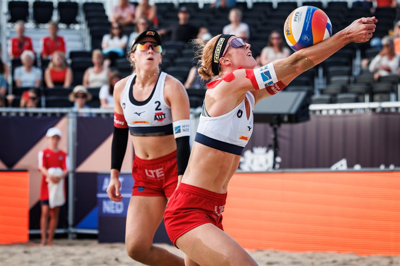 Dorina and Ronja Klinger playing beach volleyball