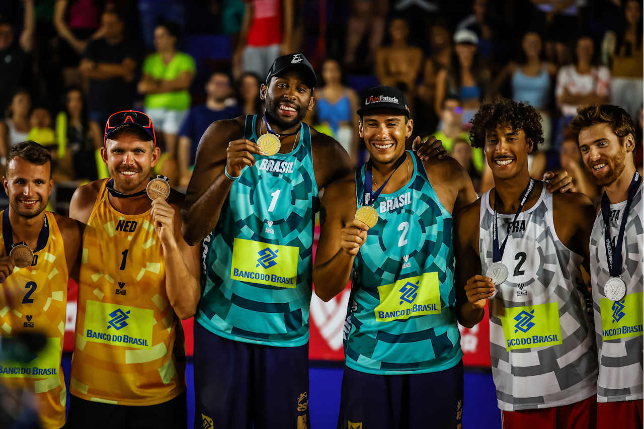 Boermans/de Groot y Bassereau/Aye en el podio junto a Evandro y Arthur de Brasil.