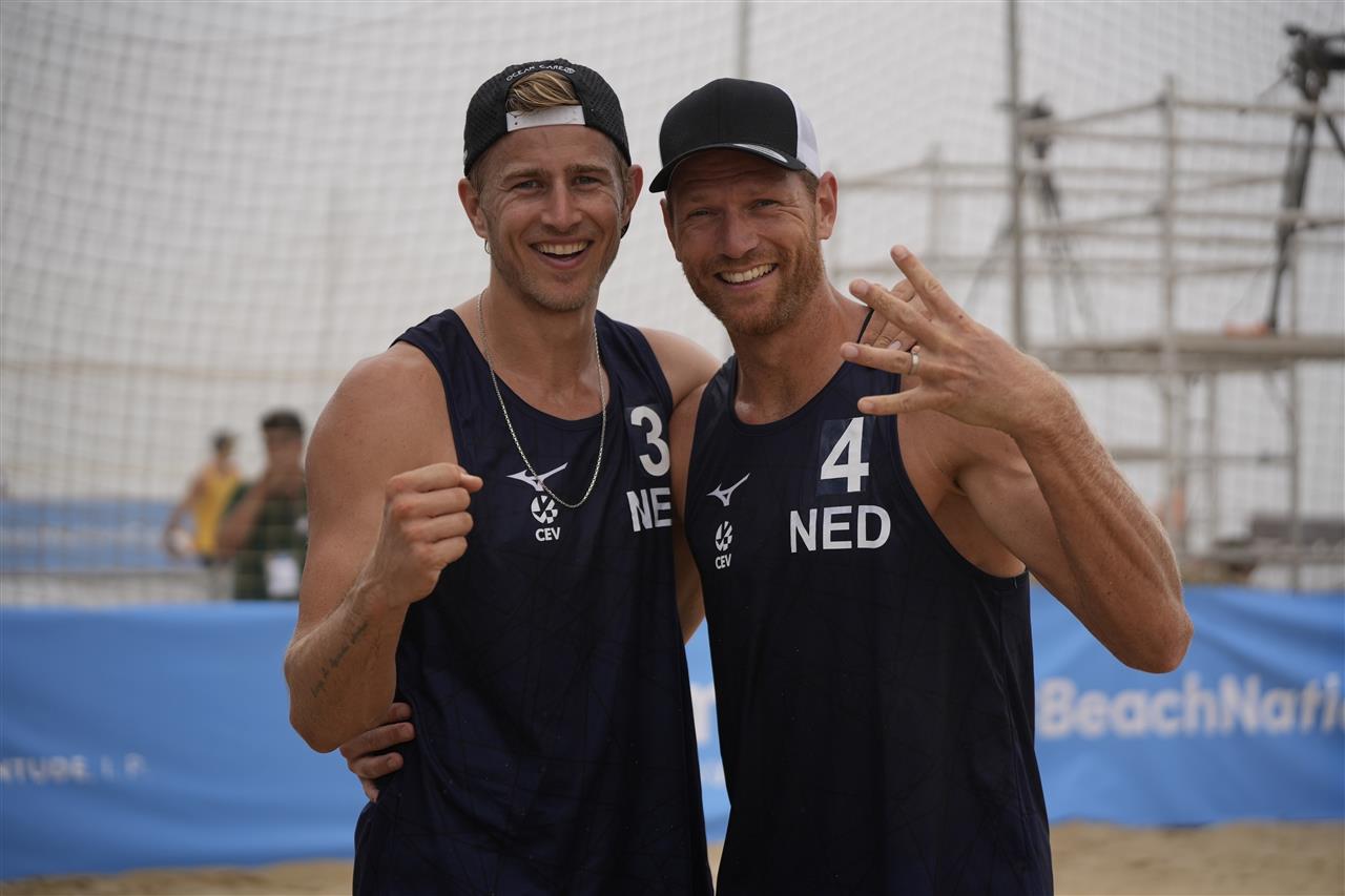 The Netherlands beach volleyball team celebrating a point in Espinho