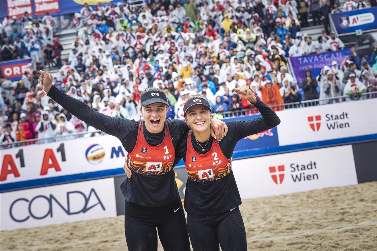 Daniela Álvarez and Tania Moreno from Spain