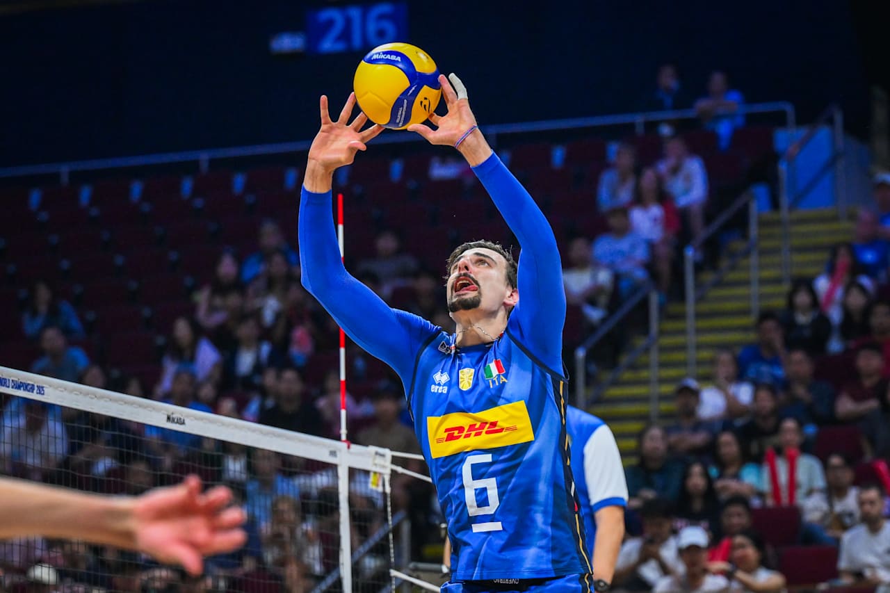 Deux joueurs de volleyball en pleine action lors d`un match intense